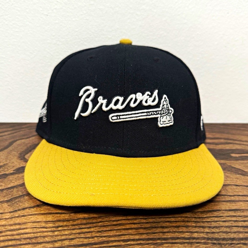 Fanatics Atlanta Braves MLB Fitted Hat Size 7 1/4 Black Gold Script Tomahawk